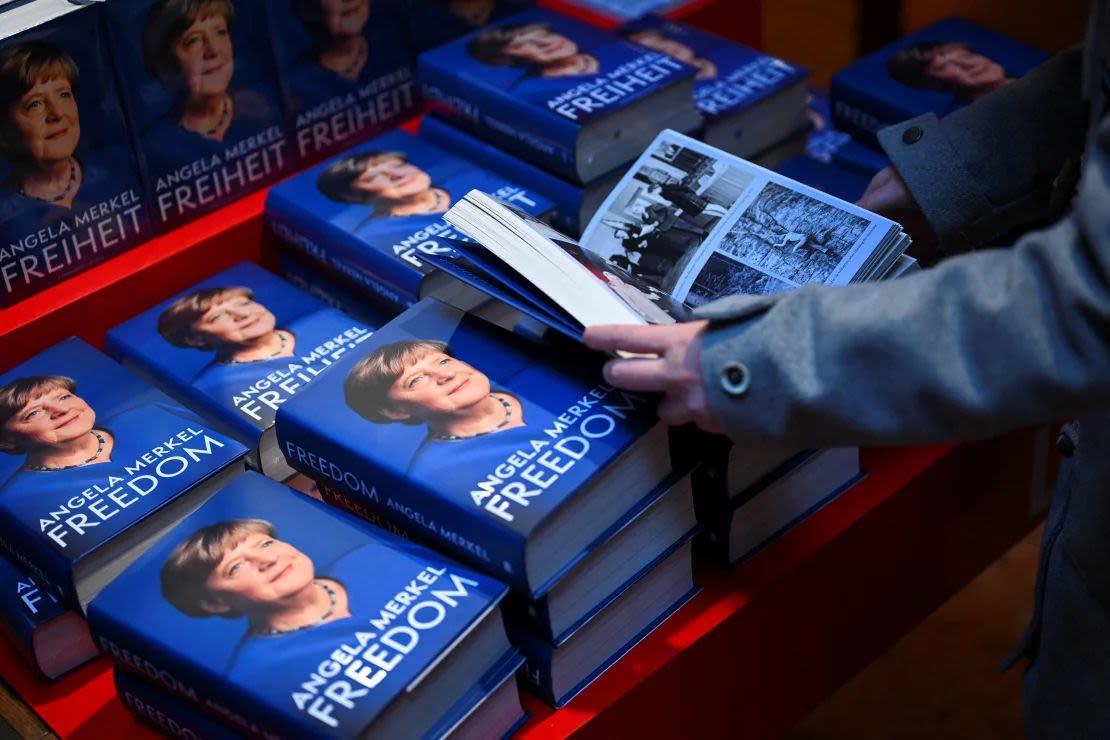 La autobiografía de Merkel "Libertad" en exhibición en Berlín, Alemania, el 26 de noviembre de 2024.