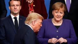 El presidente de Francia, Emmanuel Macron, y Merkel miran a Trump durante una cumbre en Watford, Reino Unido, el 4 de diciembre de 2019.