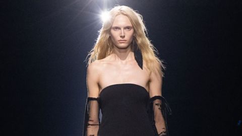 Alex Consani desfila en el show de Ann Demeulemeester Primavera-Verano 2024 como parte de la Semana de la Moda de París, el 30 de septiembre de 2023, en París, Francia.