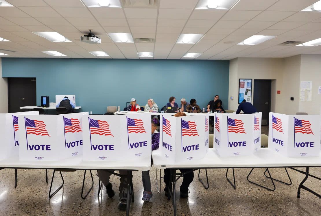 La gente vota en las elecciones presidenciales de Estados Unidos de 2024 el día de las elecciones en Grand Rapids, Michigan, el 5 de noviembre. (Foto: Carlos Osorio/Reuters).