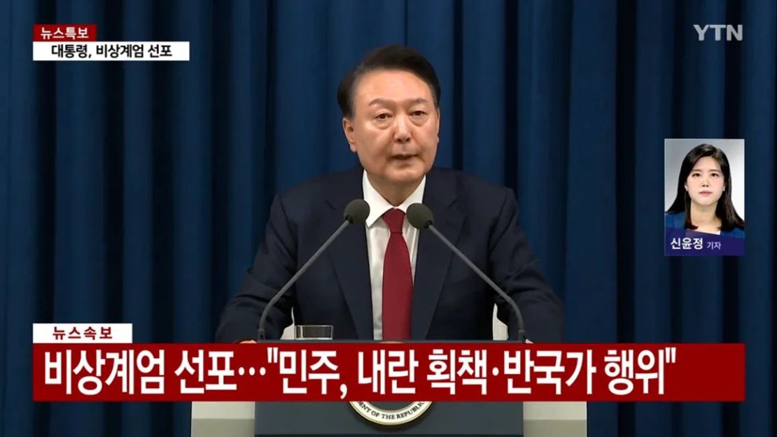 La cadena surcoreana YTN capta el momento en que el presidente Yoon Suk Yeol declara la ley marcial de emergencia.