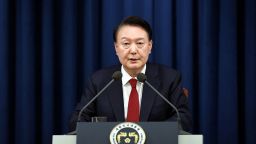 El presidente de Corea del Sur, Yoon Suk Yeol, pronuncia un discurso para declarar la ley marcial en Seúl el 3 de diciembre. Oficina presidencial/Reuters