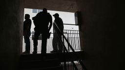 Agentes del Servicio de Inmigración y Control de Aduanas de Estados Unidos (ICE) llegan para detener a un inmigrante el 14 de octubre de 2015 en Los Ángeles, California. Los agentes del ICE dijeron que el inmigrante, un residente legal con una tarjeta verde, era un criminal convicto y miembro de una pandilla en el área de Canoga Park.