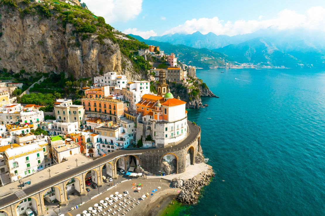 Con escenas como ésta a lo largo de la costa amalfitana italiana, no es de extrañar que algunos estadounidenses quieran estudiar la posibilidad de mudarse. Crédito: Artur Debat/Moment RF/Getty Images