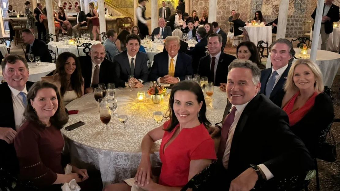 El senador electo de Pensilvania Dave McCormick publicó una foto cenando en la mesa con el presidente electo Donald Trump y el primer ministro de Canadá, Justin Trudeau, en Mar-a-Lago el viernes por la noche. Mesa completa desde la derecha de Trump: el asesor de seguridad nacional elegido por Trump, Mike Waltz y su esposa, Julia Neishwat; el secretario del Interior elegido por Trump, Doug Burgum, y su esposa Kathryn; Dave McCormick y Dina Powell; la jefa de gabinete de Trudeau, Katie Telford; el ministro de seguridad pública de Trudeau, Dominic LeBlanc; Allison Lutnick y Howard Lutnick, elegido por Trump para secretario de Comercio. Crédito: del senador Dave McCormick/X.