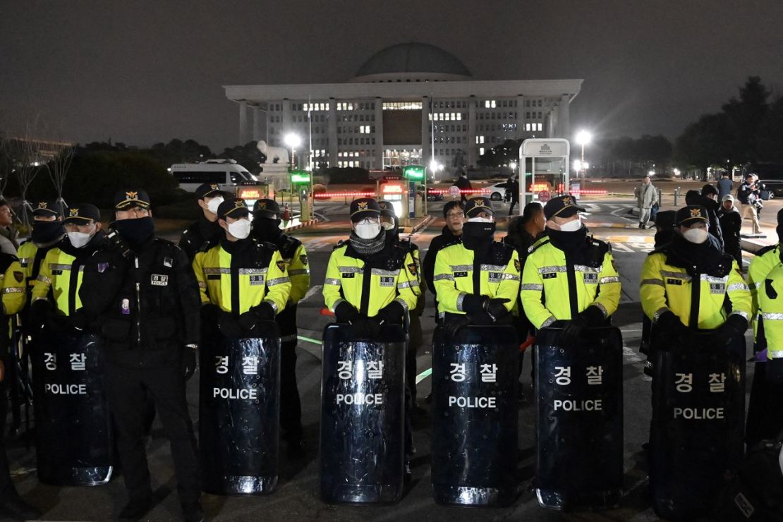 La Policía hace guardia frente a la puerta principal de la Asamblea Nacional en Seúl, Corea del Sur, el 3 de diciembre, después de que el presidente de Corea del Sur, Yoon Suk Yeol, declarara la ley marcial de emergencia. Jung Yeon-je/AFP/Getty Images