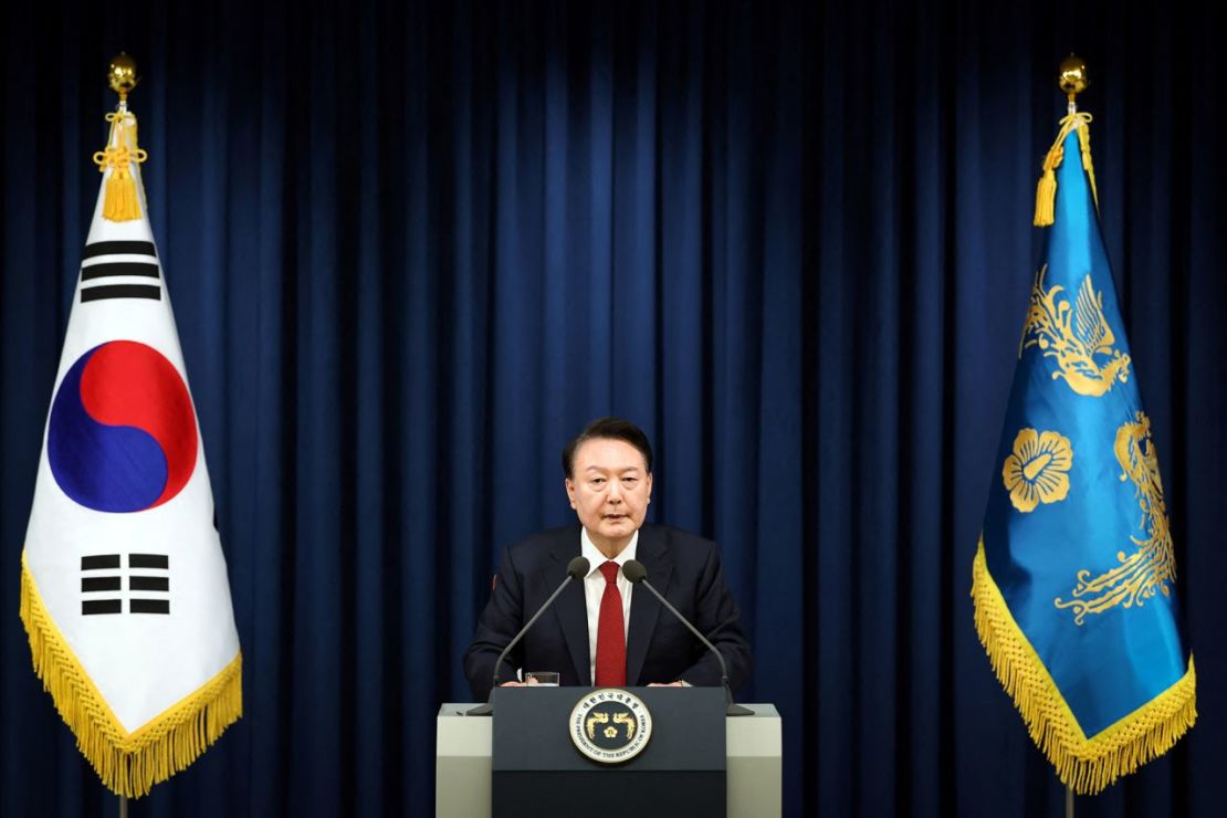 El presidente de Corea del Sur, Yoon Suk Yeol, pronuncia un discurso para declarar la ley marcial en Seúl, Corea del Sur, el 3 de diciembre. Oficina Presidencial/Reuters