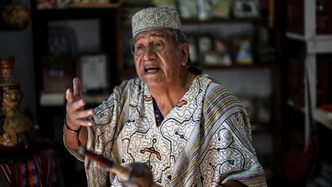 El chamán peruano del pueblo amazónico Shipibo-Konibo, Lauro Hinostroza, realiza un ritual antes de una entrevista con la AFP en Ciudad de México el 22 de febrero de 2024. Crédito: CARL DE SOUZA/AFP vía Getty Images.