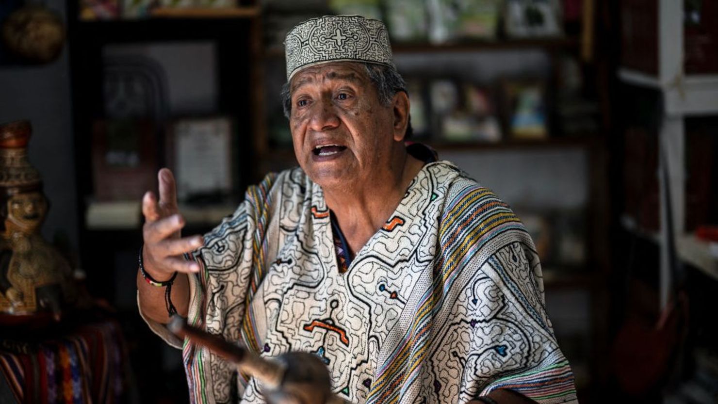El chamán peruano del pueblo amazónico Shipibo-Konibo, Lauro Hinostroza, realiza un ritual antes de una entrevista con la AFP en Ciudad de México el 22 de febrero de 2024. Crédito: CARL DE SOUZA/AFP vía Getty Images.