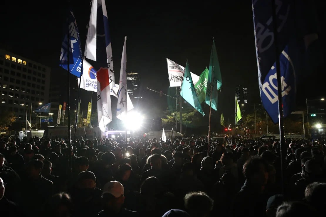 La gente se reunió frente a la Asamblea Nacional en la madrugada del 4 de diciembre en Seúl, Corea del Sur, después de que el presidente Yoon Suk Yeol declarara la ley marcial. Crédito: Chung Sung-Jun/Getty Images.