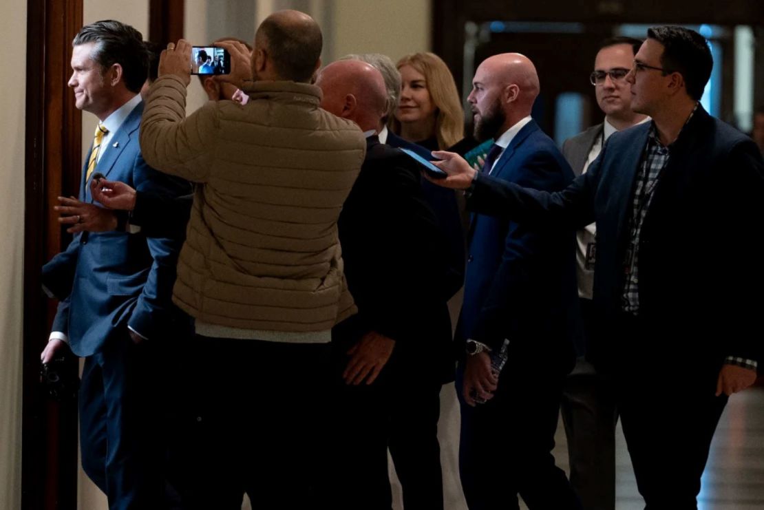 El nominado por el presidente electo Donald Trump para ser secretario de Defensa, Pete Hegseth, llega a una reunión con la senadora Shelley Moore Capito en el edificio de oficinas del Senado Russell en Capitol Hill el 3 de diciembre.