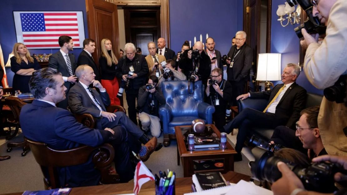 El nominado por el presidente electo Donald Trump para secretario de Defensa, Pete Hegseth, se reúne con el senador Tommy Tuberville en Capitol Hill el 2 de diciembre.