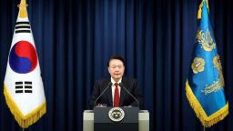 El presidente de Corea del Sur, Yoon Suk Yeol, pronuncia un discurso para declarar la ley marcial en Seúl, Corea del Sur, el 3 de diciembre de 2024.