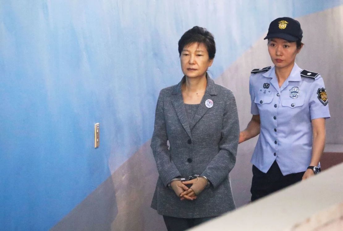 La destituida líder surcoreana Park Geun-hye llega a un tribunal en Seúl, Corea del Sur, el 25 de agosto de 2017.