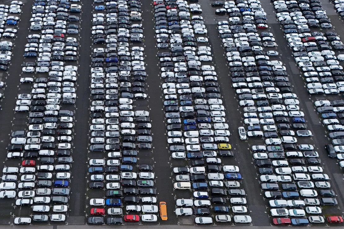 La vista aérea muestra automóviles nuevos de varias marcas estacionados listos para la venta en una terminal de logística de automóviles en Essen, Alemania. (Foto: Ina Fassbender/AFP/Getty Images).