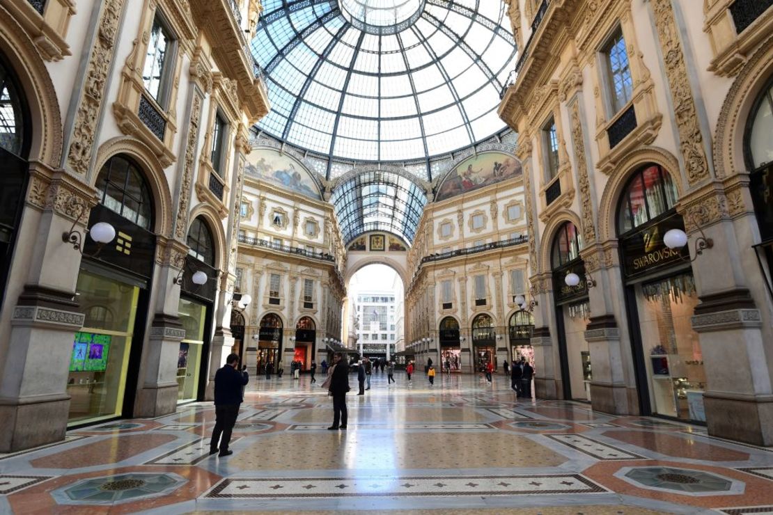 Una fotografía tomada el 28 de febrero de 2020 muestra una Galería Emanuele II casi vacía en el centro de la ciudad norteña de Milán. Italia instó a los turistas asustados por el covid-19 a no mantenerse alejados, pero los esfuerzos por asegurar al mundo que estaba gestionando el brote se vieron ensombrecidos por la confusión sobre las cifras de casos.