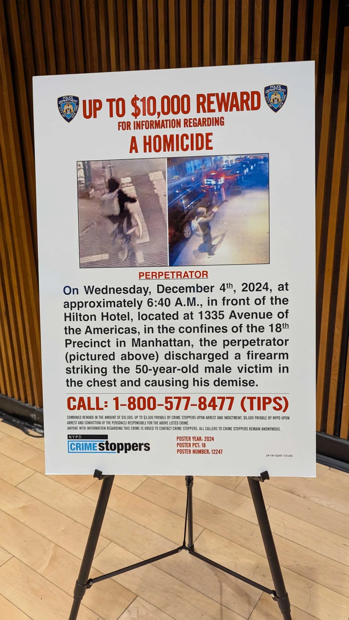 Se ve un cartel de Crime Stoppers del Departamento de Policía de Nueva York en una conferencia de prensa sobre el tiroteo del director ejecutivo de UnitedHealthcare, Brian Thompson, en Nueva York el 4 de diciembre de 2024. hYon Pomrenze/CNN)