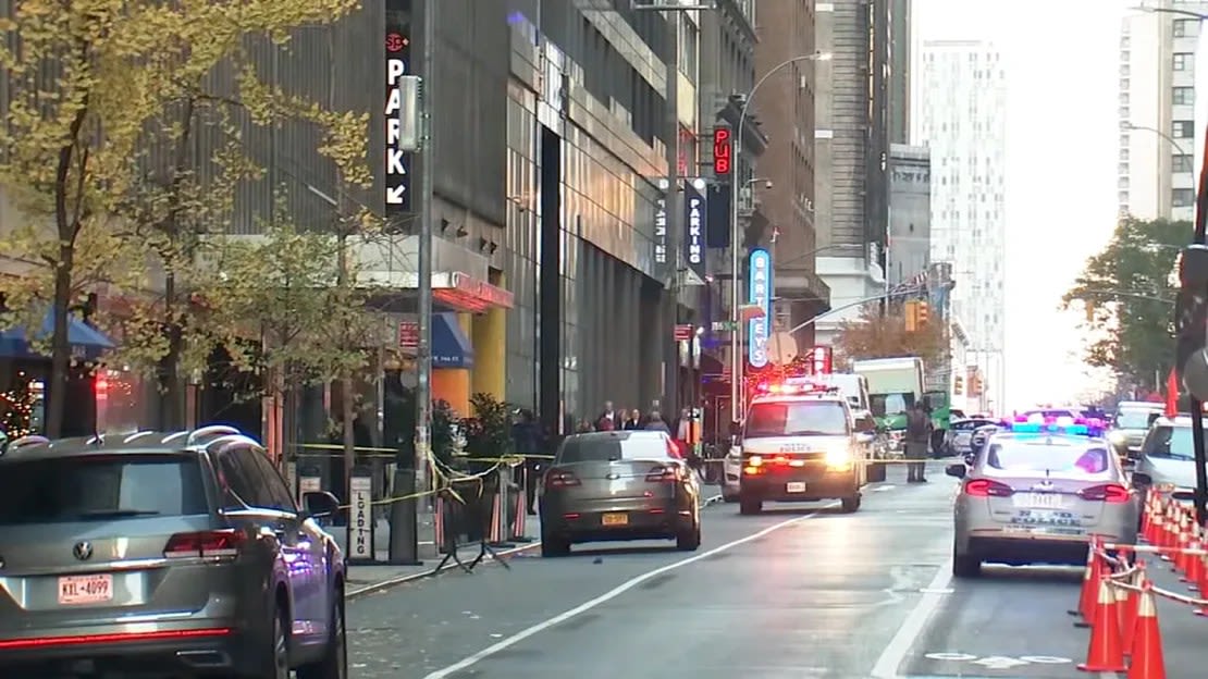 La policía trabaja en la escena de un tiroteo, donde el director ejecutivo de UnitedHealthcare, Brian Thompson, recibió un disparo el miércoles en Nueva York. (Asociación de Mujeres de América del Norte (WABC))