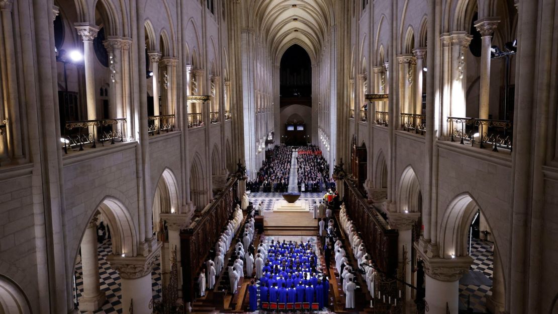 El coro, el clero y la congregación se ponen de pie para cantar durante la gran ceremonia de reapertura de la catedral de Notre Dame en París este sábado.