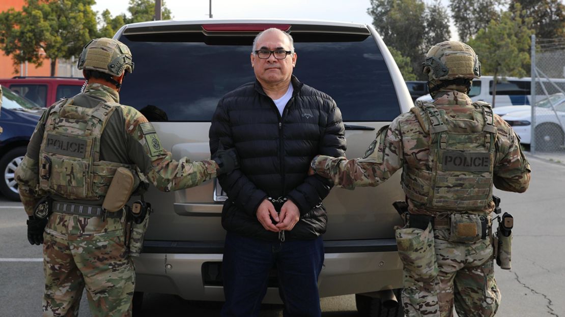 Foto de Osiel Cárdenas Guillén, de 57 años, compartida por el ICE mientras es deportado de EE.UU.