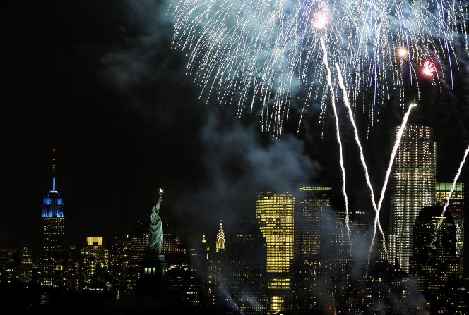 2011: Manhattan celebra los 125 años de la Estatua de la Libertad.