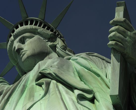 2009: La corona de la Estatua de la Libertad es reabierta ocho años después de los ataques terroristas del 11-S.