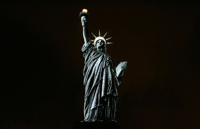 2006: Una serie de luces muestran los contornos de la Estatua de la Libertad.