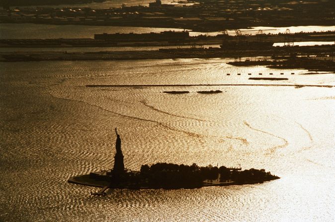 2001: Un vistazo a la Isla de la Libertad, hogar de la Estatua.