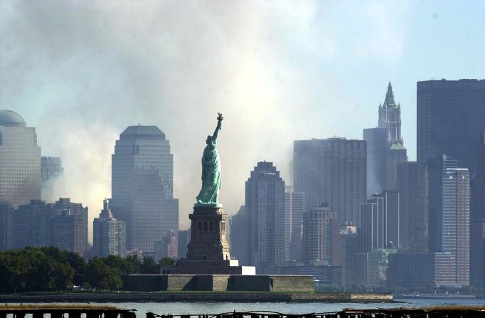 2001: La Estatua de la Libertad y detrás, el humo luego de la caída de las Torres Gemelas.