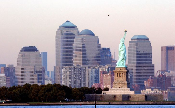 2001: La fotografía muestra el nuevo horizonte de Manhattan y la Estatua de la Libertad tras los ataques terroristas del 11 de septiembre.