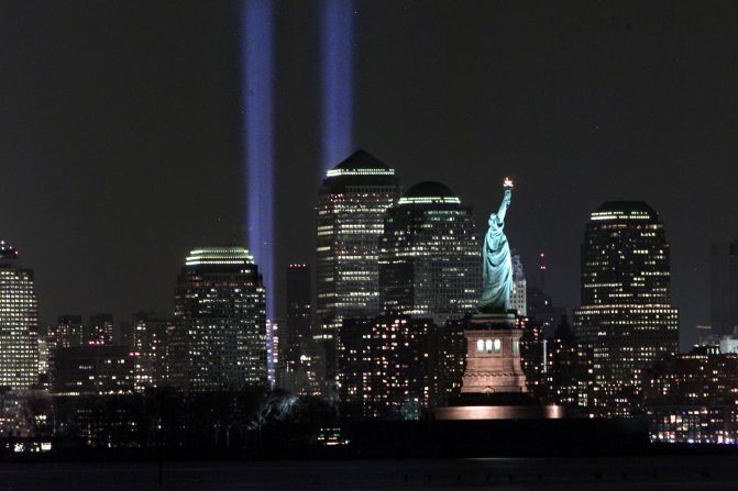 2002: A los 6 meses del ataque a las Torres Gemelas, la ciudad de Nueva York rinde un tributo a las víctimas de los atentados terroristas.