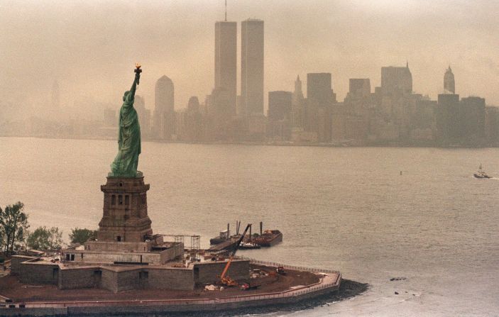 1986: La Estatua de la Libertad y las Torres Gemelas.