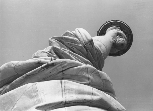 1955: Una vista en contrapicado del brazo derecho de la Estatua.