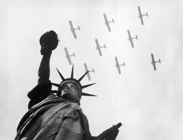 1935: Aviones militares sobrevuelan la Estatua de la Libertad.