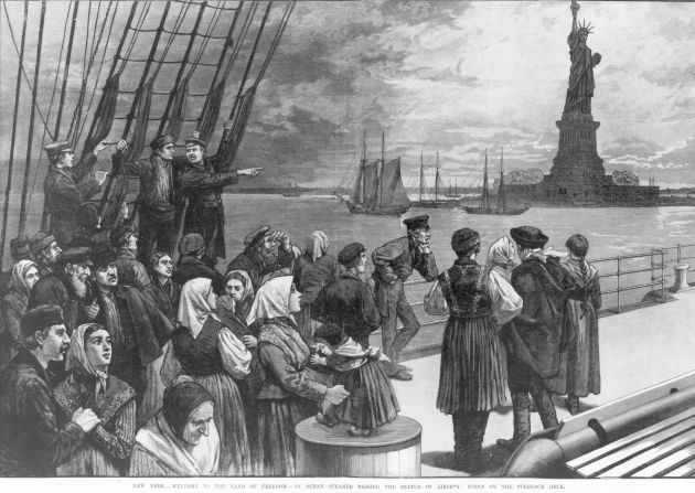 1887: Una ilustración de un grupo de inmigrantes a bordo de un barco de a vapor observando la Estatua de la Libertad a su llegada a la Bahía de Nueva York.