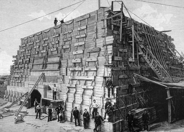 1884: Una ilustración muestra a un grupo de trabajadores construyendo en Estados Unidos lo que hoy es la base de la Estatua de La Libertad.