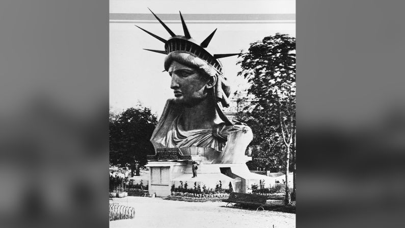 1878: La cabeza de la Estatua de la Libertad, diseñada por el escultor francés Frédéric Auguste Bartholdi, es exhibida en Champs de Mars en París, Francia.