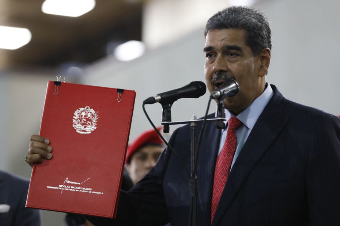 El presidente venezolano, Nicolás Maduro, muestra los documentos de una denuncia que presentó ante el Tribunal Supremo de Justicia de Venezuela tres días después de las disputadas elecciones presidenciales en Caracas, Venezuela, el 31 de julio de 2024. Pedro Rances Mattey/Anadolu via Getty Images