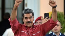 El presidente venezolano, Nicolás Maduro, hace un gesto de celebración frente al palacio presidencial de Miraflores, durante una manifestación en apoyo a los resultados de las elecciones presidenciales en Caracas el 7 de agosto de 2024. YURI CORTEZ/AFP via Getty Images