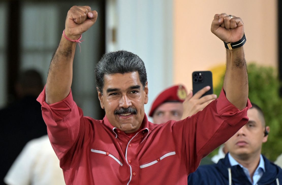 El presidente venezolano, Nicolás Maduro, hace un gesto de celebración frente al palacio presidencial de Miraflores, durante una manifestación en apoyo a los resultados de las elecciones presidenciales en Caracas el 7 de agosto de 2024. YURI CORTEZ/AFP via Getty Images