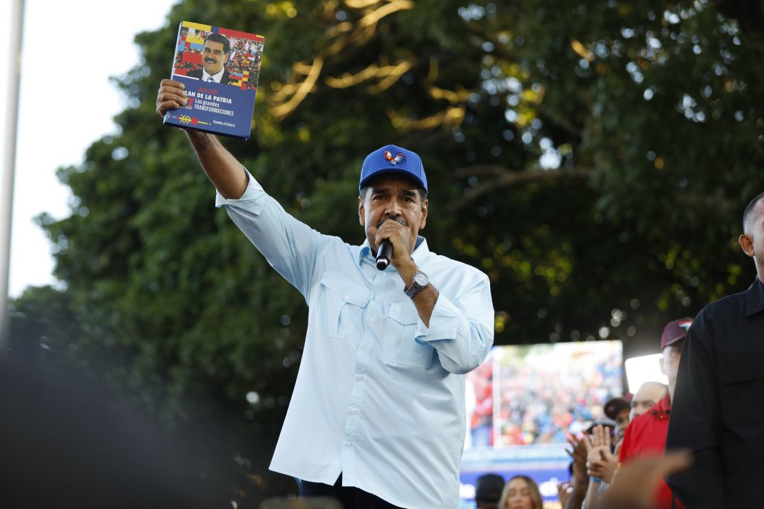 El presidente de Venezuela, Nicolás Maduro, habla durante una manifestación para defender la supuesta victoria en las elecciones presidenciales en Caracas, Venezuela, el 17 de agosto de 2024. Pedro Rances Mattey/Anadolu via Getty Images