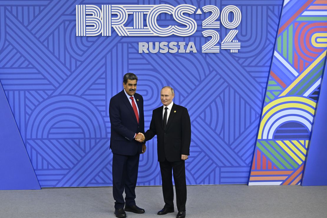 El presidente de Rusia, Vladimir Putin, saluda al presidente de Venezuela, Nicolás Maduro, durante una ceremonia oficial de bienvenida para los jefes de delegaciones en la Cumbre BRICS 2024 en Kazán, Rusia, el 23 de octubre de 2024. Sefa Karacan/Anadolu via Getty Images