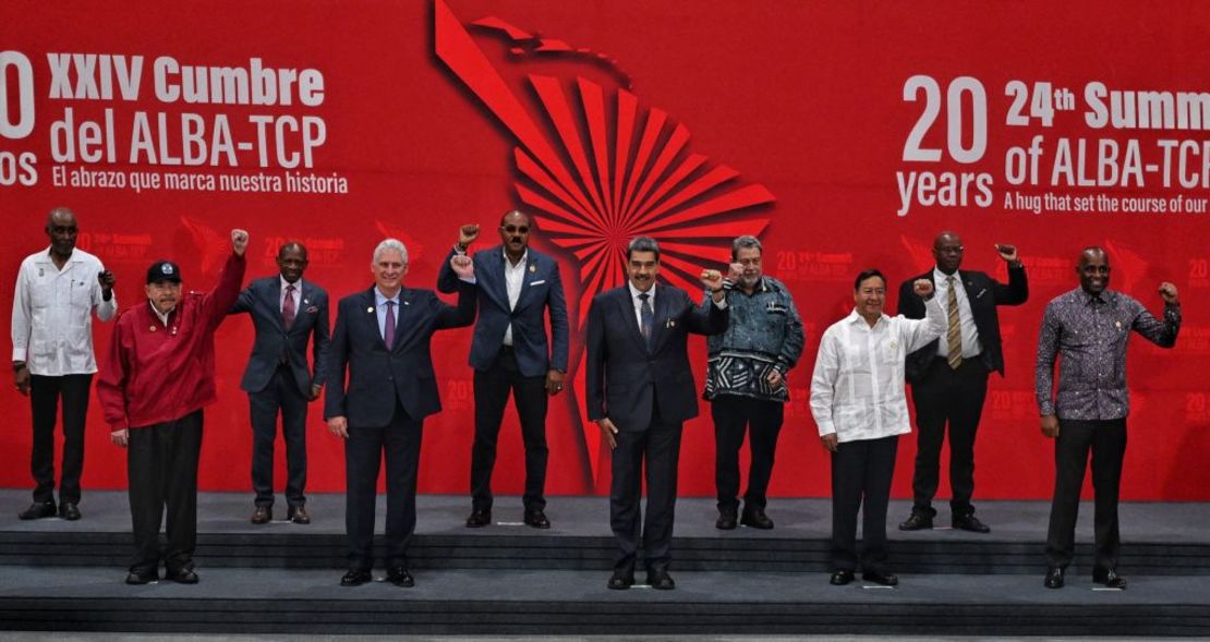 (De izq. a der.) El presidente de la Asamblea Legislativa de Santa Lucía, Claudius Francis; el presidente de Nicaragua, Daniel Ortega; el ministro de Asuntos Exteriores de San Cristóbal y Nieves, Denzil Douglas; el presidente de Cuba, Miguel Díaz-Canel; el primer ministro de Antigua y Barbuda, Gastón Browne; el presidente de Venezuela, Nicolás Maduro; el primer ministro de las Granadinas, Ralph Gonsalves; el presidente de Bolivia, Luis Arce; el ministro de Desarrollo Económico, Planificación, Turismo y TIC, Economía Creativa, Agricultura y Tierras, Pesca y Cooperativas de Granada, Lennox Andrews; y el primer ministro de Dominica, Roosevelt Skerrit, saludan durante la imagen oficial de la XXIV Cumbre del ALBA-TCP en Caracas el 14 de diciembre de 2024. Juan BARRETO /AFP via Getty Images