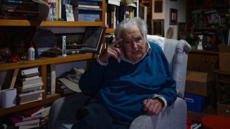 El expresidente de Uruguay José Mujica hace un gesto mientras da una entrevista a la AFP en su casa de Montevideo el 28 de noviembre de 2024. Crédito: EITAN ABRAMOVICH/AFP vía Getty Images