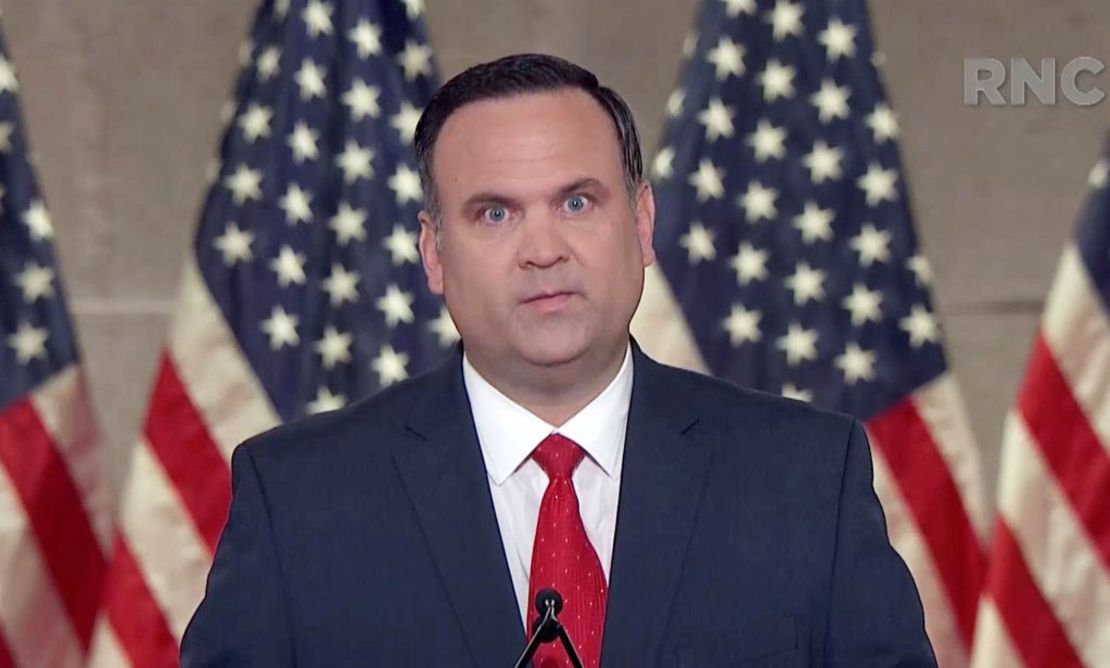 David Warrington, asesor legal de la Casa Blanca David Warrington. From Dhillon Law Group Inc. Trump anunció que eligió al asesor general de su campaña, David Warrington, para que se desempeñara como el asesor legal en la Casa Blanca. Warrington, quien se desempeñó como asesor general de la campaña de Trump, es un abogado de la ciudad de Washington que representó al expresidente durante la investigación del comité selecto de la Cámara de Representantes sobre el ataque al Capitolio de Estados Unidos del 6 de enero de 2021. Había sido uno de los favoritos de la jefa de gabinete entrante de la Casa Blanca, Susie Wiles, dijo una fuente, y agregó que la decisión de nombrar a McGinley se tomó mientras Wiles estaba en una conferencia en Las Vegas a instancias de Epshteyn. Warrington y Wiles tenían oficinas una al lado de la otra en West Palm Beach. Tom Homan, el "zar de la frontera" Trump anunció que Tom Homan, quien se desempeñó como director interino del Servicio de Inmigración y Control de Aduanas, estará a cargo de las fronteras del país. Tom Homan, quien se desempeñó como director interino del Servicio de Control de Inmigración y Aduanas (ICE, por sus siglas en inglés) en la anterior istración de Trump, estará a cargo de las fronteras del país. Homan fue colaborador del Proyecto 2025, el amplio plan conservador para el próximo presidente republicano, del que Trump se distanció durante su campaña. El futuro "zar de la frontera", agente de Policía de carrera, fue el rostro público de los agresivos esfuerzos de la primera istración de Trump para intensificar la aplicación de las leyes de inmigración antes de jubilarse en 2018. Lee más sobre su trayectoria aquí. Dan Scavino, vicesecretario general de la Casa Blanca Dan Scavino (Cortesía Committee on Arrangements for the 2020 Republican National Committee via Getty Images) Stephen Miller, subdirector de Políticas y asesor de Seguridad Nacional de la Casa Blanca Trump eligió a Stephen Miller, su principal asesor en materia de inmigración, como subdirector de gabinete de la Casa Blanca para políticas, dijeron a CNN dos fuentes familiarizadas con los planes. Miller, quien se desempeñó como asesor principal de Trump y fue su principal redactor de discursos durante su primera istración, ha sido un destacado defensor de una política de inmigración más restrictiva y se espera que asuma un papel más amplio en el segundo mandato del presidente electo. Ha estado muy involucrado en el proceso de transición de Trump y tendrá un papel clave en las futuras decisiones sobre la dotación de personal. Durante la campaña, viajó con frecuencia a los mítines con Trump en su avión privado y fue cada vez más visible como orador en eventos en los últimos meses. Marty Makary, comisionado de la FDA