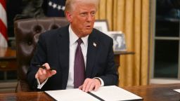 Donald Trump firmando decretos en el primer día de su segundo mandato.