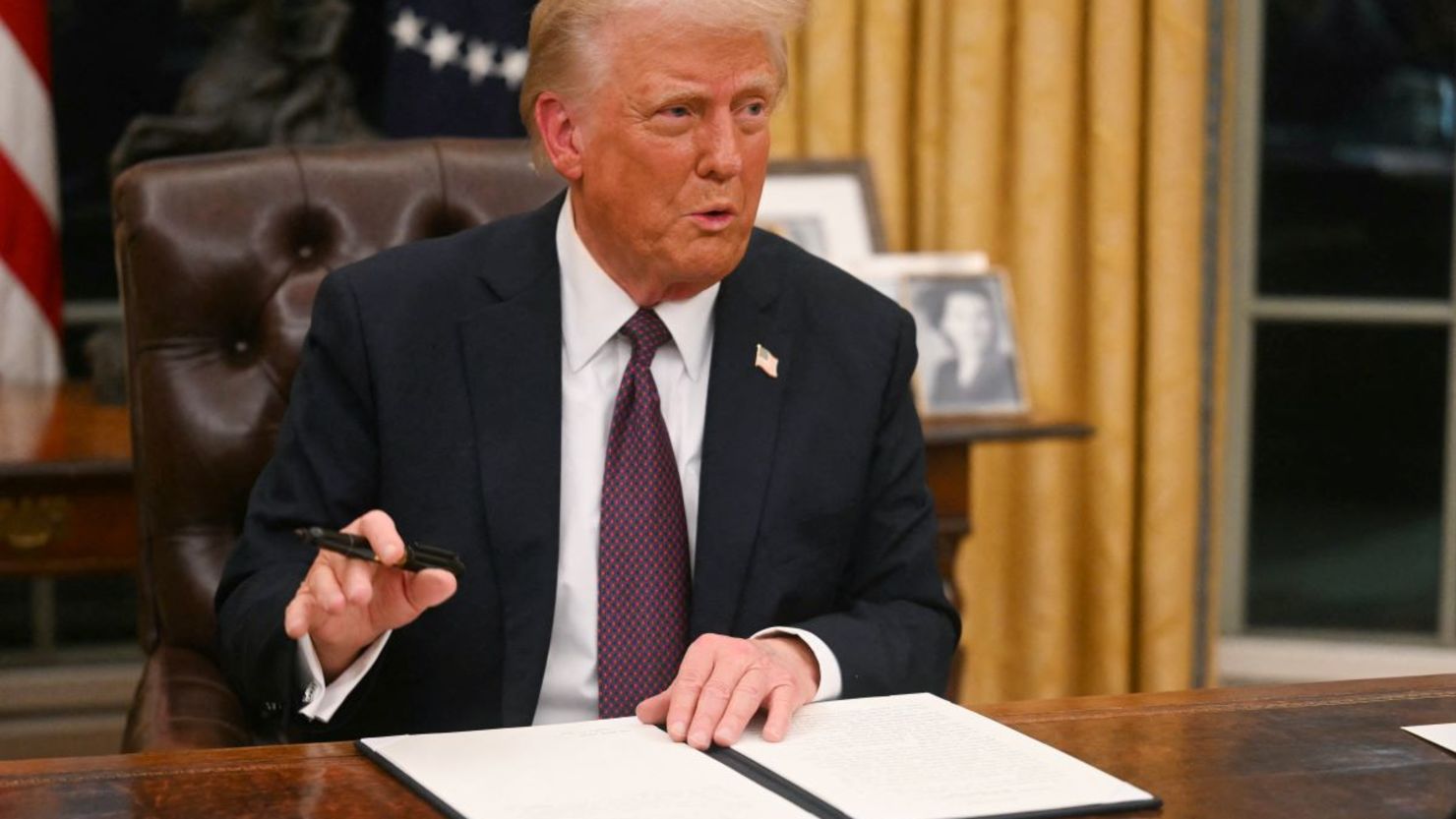 Donald Trump firmando decretos en el primer día de su segundo mandato.