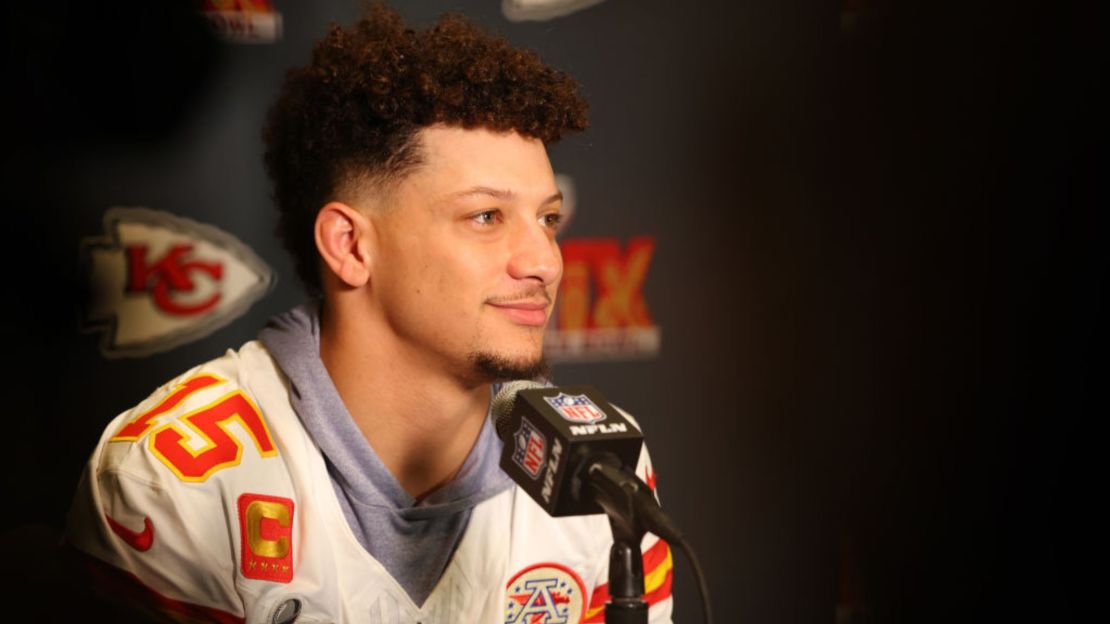 Patrick Mahomes, número 15 de los Chiefs de Kansas City, habla durante el encuentro con los medios antes del Super Bowl LIX, en el Marriott de Nueva Orleans, el 6 de febrero de 2025, en Nueva Orleans, Luisiana. Crédito: Gregory Shamus/Getty Images