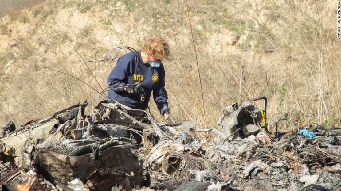 La investigadora de la NTSB Carol Hogan examina los restos en el lugar donde se estrelló el helicóptero.