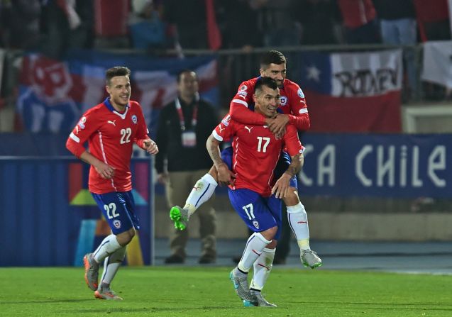 Chile, la selección local, ha sido la más goleadora del torneo y es la favorita para llevarse la copa. En la imagen, Gary Medel celebra su gol con sus compañeros.